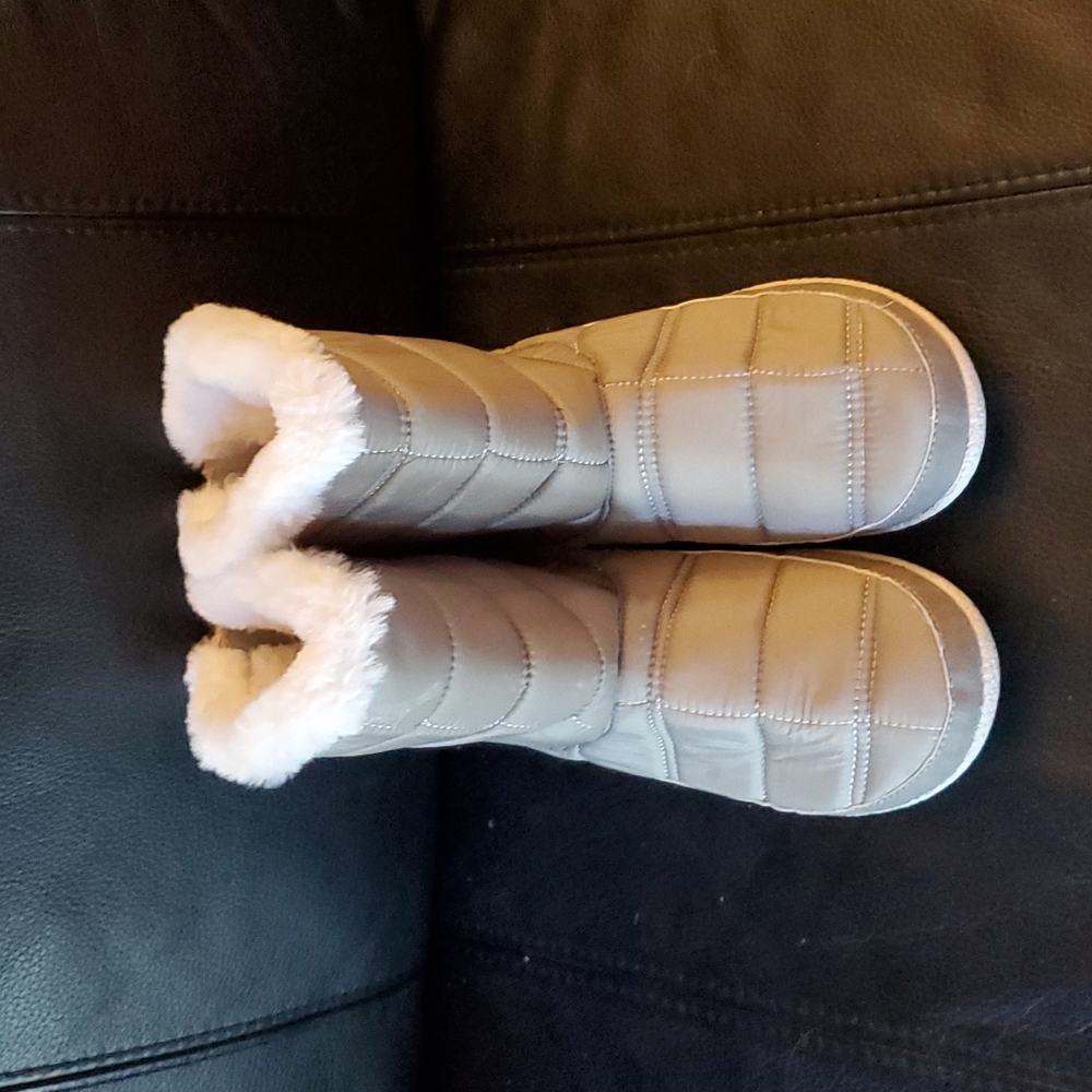 Toms size 5 grey bootie slippers.